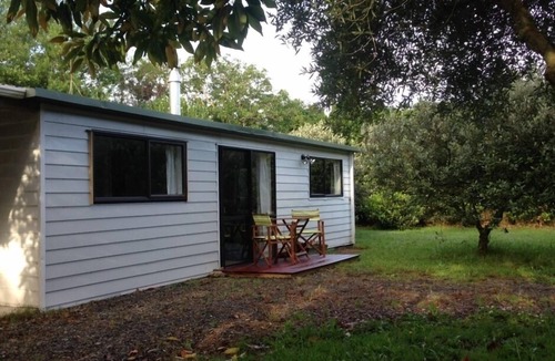 Te Horo Cottage | Quiet Self contained bach.