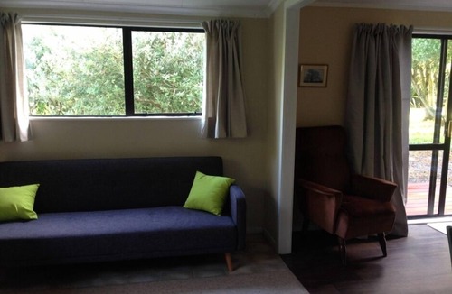 Te Horo Cottage | Quiet Self contained bach.