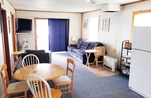 Quimby Cabin | Quiet & serene, steps to the water, swimming, fishing, hiking, nature all around