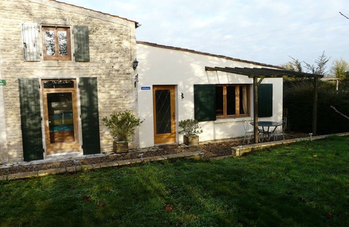 Surgeres Cottage | Quiet, single-storey gîte for 4 people