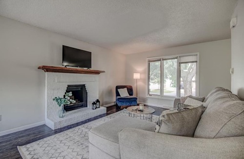 Clive House | Quiet Spacious Duplex in West Des Moines