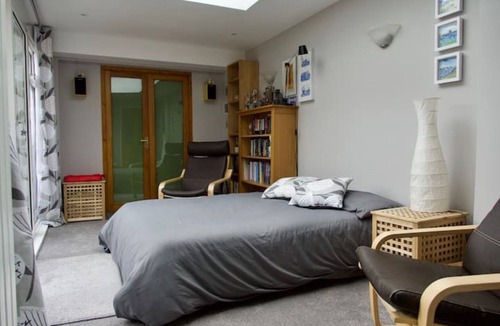 Southwick House | Quiet & Spacious 3-bed at Shoreham Beach