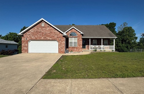 St. Robert House | Quiet Spacious Home in the Woods 10 minutes from FLW visitors center.