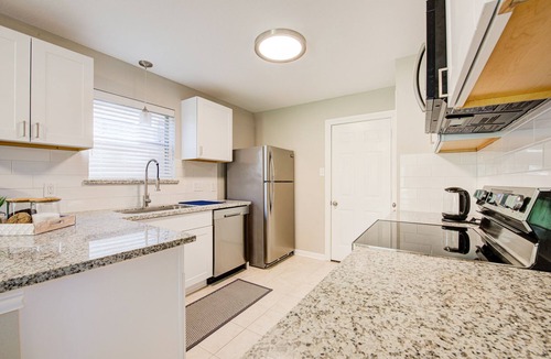 Spring House | Quiet Spring Spring Retreat, office, fast WiFi, 10 mins to International Airport