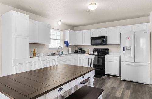 Fishers House | Quiet Stay w Workspace, Fast Wi-Fi & Parking