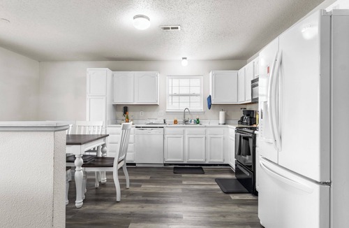 Fishers House | Quiet Stay w Workspace, Fast Wi-Fi & Parking