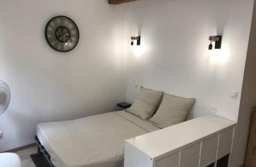 Avignon City Centre Apartment | Quiet Studio For 2 Near Palais Des Papes