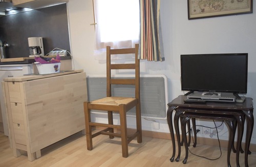 Villeneuve-de-Berg Apartment | QUIET STUDIO WITH POOL