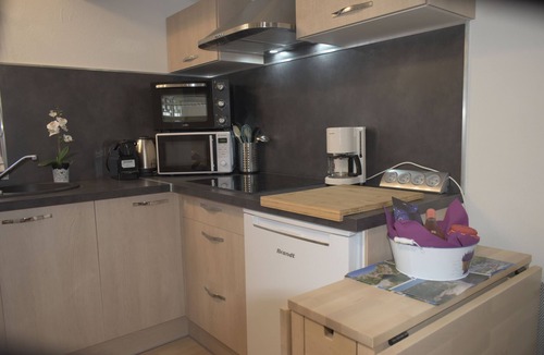 Villeneuve-de-Berg Apartment | QUIET STUDIO WITH POOL