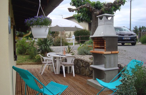 Villeneuve-de-Berg Apartment | QUIET STUDIO WITH POOL