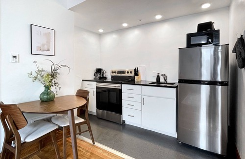 Downtown Des Moines Apartment | Quiet Studio on Grand Near Hospitals!