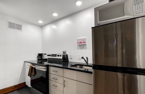 Downtown Des Moines Apartment | Quiet Studio on Grand - Downtown DSM!