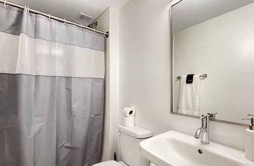 Downtown Des Moines Apartment | Quiet Studio on Grand - Downtown DSM!