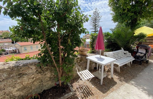 Menton Apartment | Quiet studio, surrounded by greenery, 12 minutes from the sea.