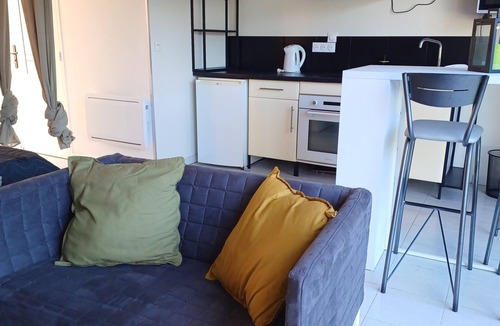 Clarensac Apartment | Quiet studio with pool
