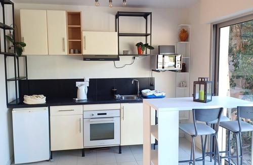 Clarensac Apartment | Quiet studio with pool