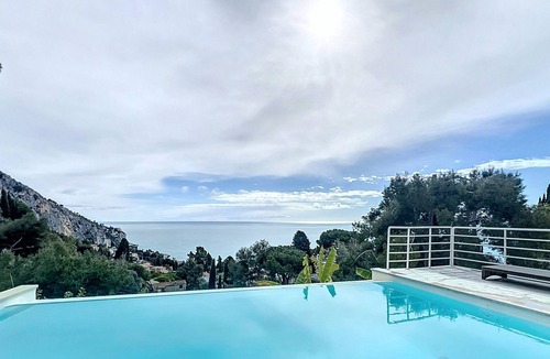 Menton Villa | Quiet studio with private pool, air con and parking in Menton