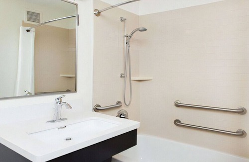 Earth City House | Quiet Stunning Space with Homelike Amenities