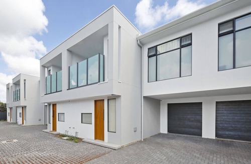 Blair Athol House | Quiet Suburban Escape Near Shops & Dining