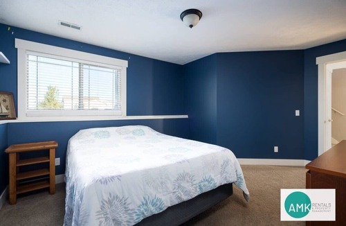 Holland House | Quiet Suburban Escape - Holland North Side