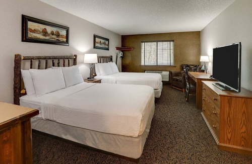 Johnston Hotel | Quiet Suburban Stay | 2 Suites | 4.3 mi to Merle Hay Mall