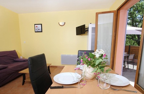 Salavas Cottage | Quiet surrounded by nature, heated pool - Gîte Le tournesol
