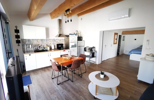 Balaruc-le-Vieux House | Quiet T2 with shady garden