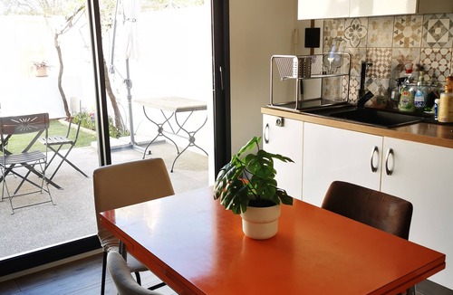Balaruc-le-Vieux House | Quiet T2 with shady garden