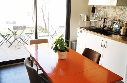 Balaruc-le-Vieux House | Quiet T2 with shady garden