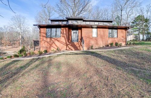 Paris House | Quiet Tennessee Getaway ~ 12 Mi to Kentucky Lake!