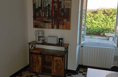 Redon House | Quiet town house close to shops.