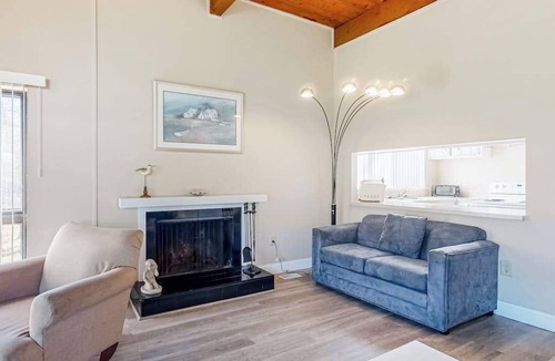 Ocean Pines Condo | Quiet townhome on the golf course with deck, central AC & paid-access pool