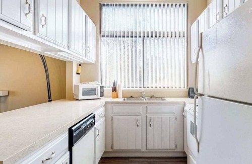 Ocean Pines Condo | Quiet townhome on the golf course with deck, central AC & paid-access pool