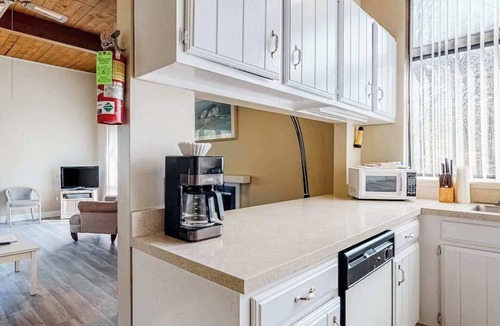Ocean Pines Condo | Quiet townhome on the golf course with deck, central AC & paid-access pool