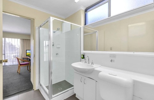 Mount Ommaney Bed & Breakfast | Quiet unit in leafy hotel
