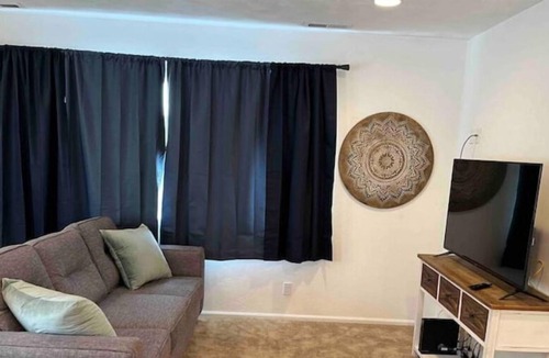 Cal Young Apartment | Quiet Upstairs Apartment