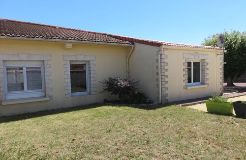 Longeville-sur-Mer House | Quiet villa with enclosed garden. Furnished 3*. Center 400 m away. Pets allowed