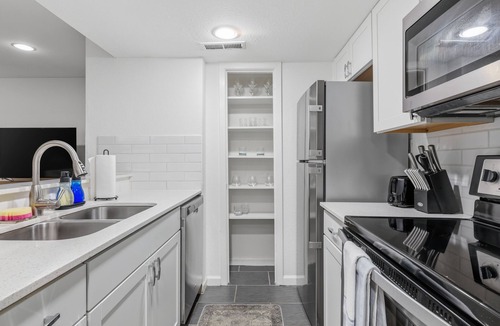 Clarksville Condo | Quiet & Walkable - Stylish Condo With Local Vibe