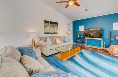 Spring Hill House | Quiet Water Front Retreat