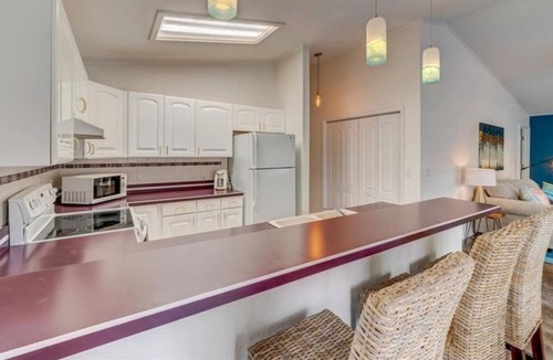 Spring Hill House | Quiet Water Front Retreat