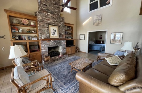 Ferriday House | Quiet Waterfront Lakehouse with pier. Kid friendly. Natchez close by.