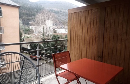 Lourdes Apartment | Quiet, well-located 1 bed 140 + bed with 2 extra beds. covered digicode parking.