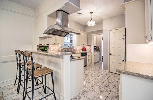 Memorial House | Quiet West Houston Home w/Patio, Walk to Shops!