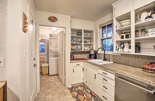 Grants Pass Cottage | ‘Quigley's River Pass’ Cottage w/Private Deck!