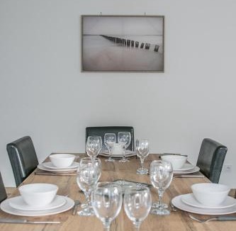 La Demi-Lune House | Quijote, Maison moderne avec terrasse à Caen