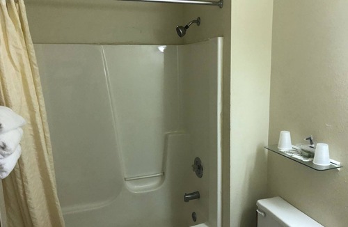 Wauksaukee Hotel | Quik Stop and Motel