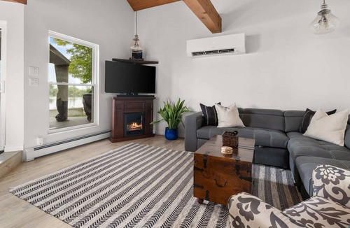 Carrying Place House | Quinte Haven - Waterfront slice of paradise