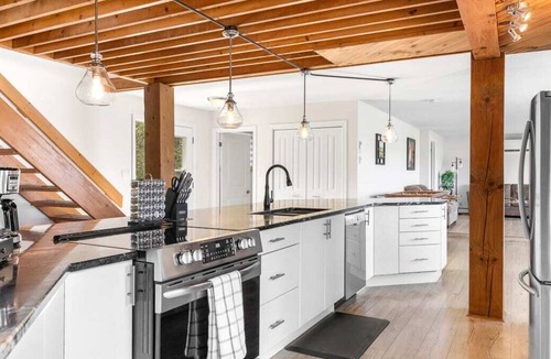 Carrying Place House | Quinte Haven - Waterfront slice of paradise