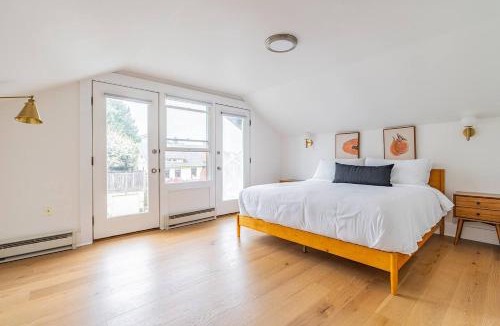 East Queen Anne House | Quintessential Queen Anne charmer w 7Beds4Baths