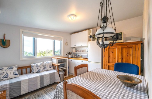 Surfdale Apartment | Quintessential, Romantic Waiheke Experience Close to Everything you Need